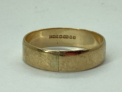 Lot 79 - A 9ct Gold Plain Wedding Band, (cut) (finger...