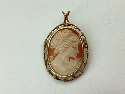 Lot 99 - A 9ct Gold Oval Shell Carved Cameo Pendant /...