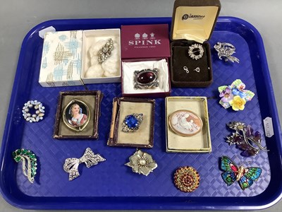 Lot 196 - A Collection of Vintage and Later Brooches,...