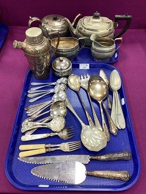 Lot 194 - A Two Piece Hallmarked Silver Handled Cake...