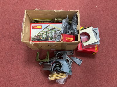 Lot 342 - Three boxes of 00/HO scenic items incuding...