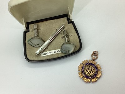 Lot 172 - A 9ct Gold and Enamel Medallion Pendant,...