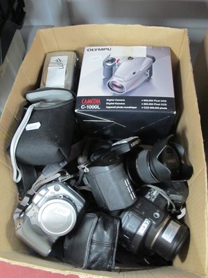 Lot 1033 - Digital cameras, including boxed Fujifilm...