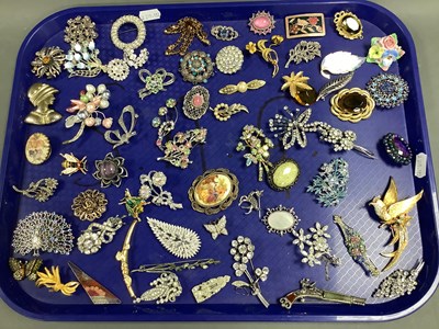Lot 188 - A Collection of Assorted Brooches, to include...