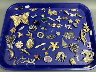 Lot 212 - A Collection of Assorted Brooches, to include...