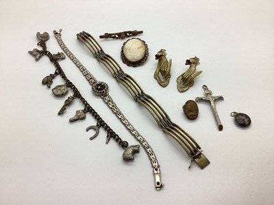 Lot 121 - A Selection of Vintage and Later Jewellery,...