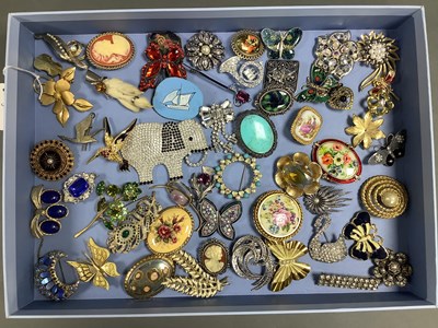 Lot 192 - A Mixed Lot of Assorted Costume Brooches,...
