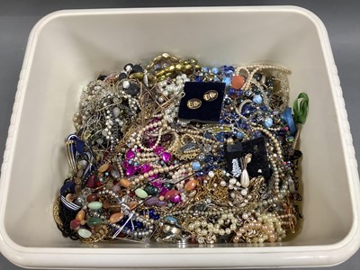 Lot 185 - A Mixed Lot of Assorted Costume Jewellery,...
