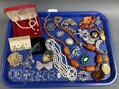Lot 200 - Vintage and Later Costume Jewellery, including...