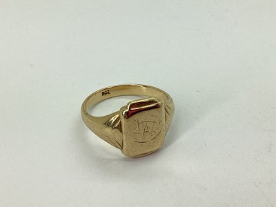 Lot 75 - A Vintage Signet Ring, the shaped panel with...