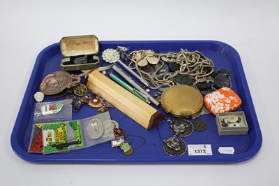 Lot 1372 - Costume Jewellery - necklaces, brooches,...
