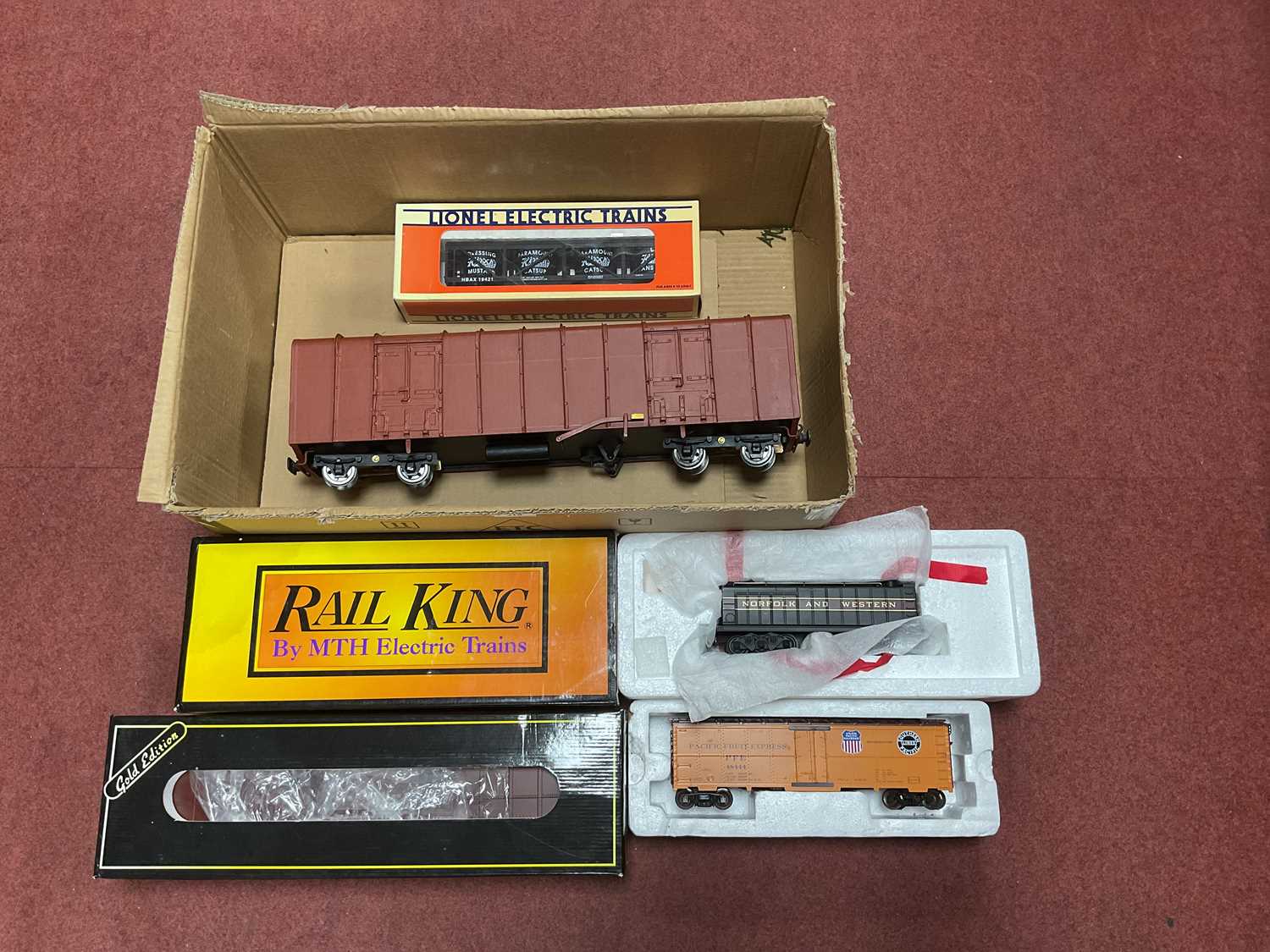 Lot 319 - Five 'O' Gauge/7mm U.S.A. Outline Items of...