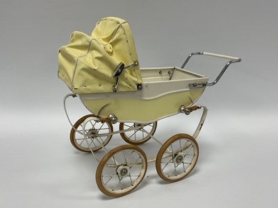 Lot 925 - A mid 20th century dolls carriage pram by Red...