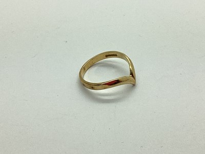 Lot 77 - A 9ct Gold Wishbone Ring, (finger size M).