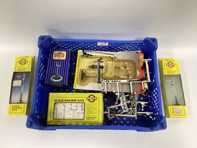 Lot 511 - A quantity of 00 gauge signals and signal kits...