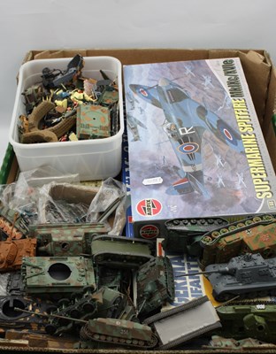 Lot 1352 - Military related model kits, miniature soldier...
