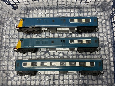 Lot 546 - A Triang '00' Gauge "Blue Pullman" Train,...
