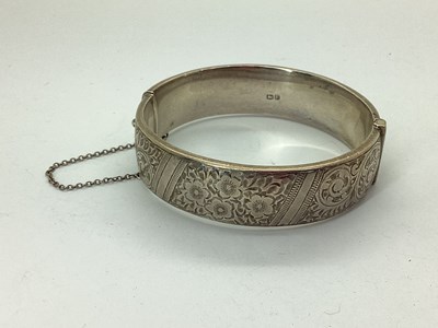 Lot 106 - A Chester Hallmarked Silver Hinged Bangle,...