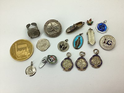 Lot 139 - 2006 Alderney Gilt £5 Coin, medallion pendants,...