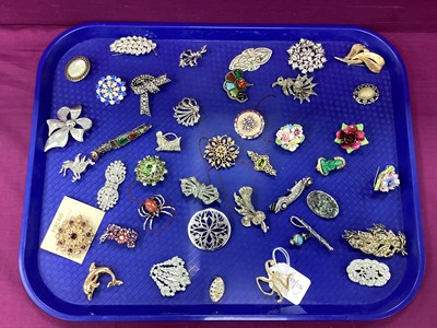 Lot 168 - A Collection of Assorted Costume Brooches,...