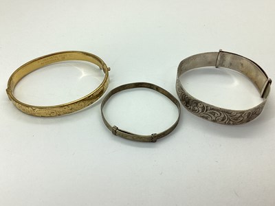Lot 99 - A Wide Expanding Bangle, with scrolling...