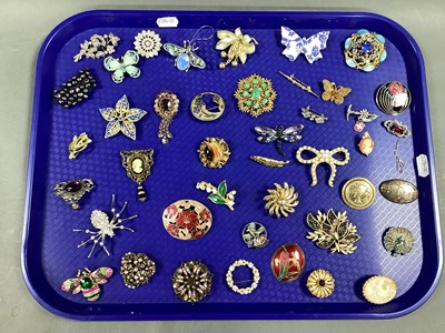 Lot 162 - A Selection of Modern Costume Brooches,...