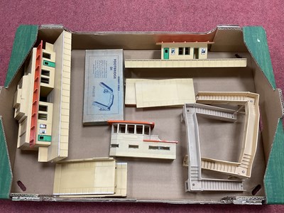 Lot 304 - A quantity of Hornby Dublo three rail lineside...