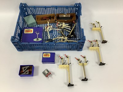 Lot 472 - A quantity of Hornby OO and Dublo signals and...