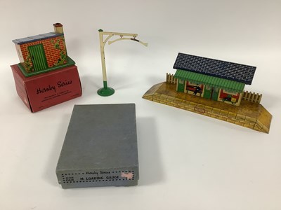 Lot 462 - Three pieces of Hornby O Gauge. A plate layers...