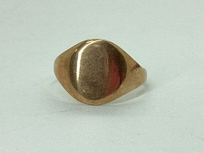 Lot 61 - A Vintage Signet Ring, (hallmark rubbed,...