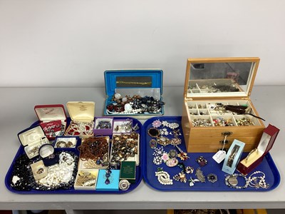 Lot 149 - A Mixed Lot of Assorted Costume Jewellery,...