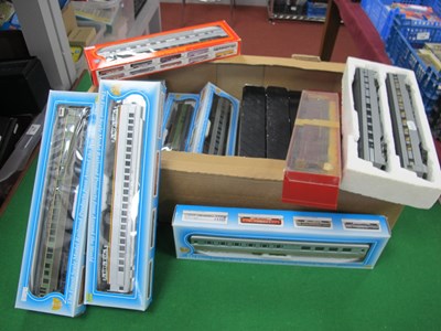 Lot 364 - Seventeen "HO" Gauge U.S.A Outline Passenger...