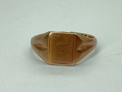 Lot 55 - A 9ct Gold Signet Style Ring, with plain...