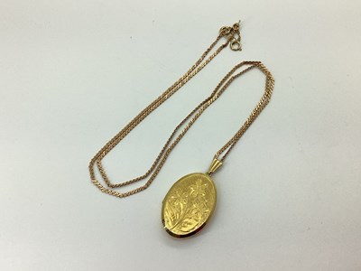 Lot 77 - A 9ct Gold Oval Locket Pendant, foliate...