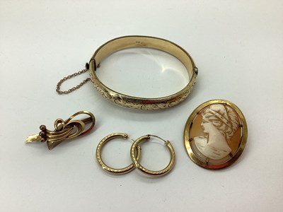 Lot 91 - A Vintage 9ct Metal Core Hinged Bangle, scroll...