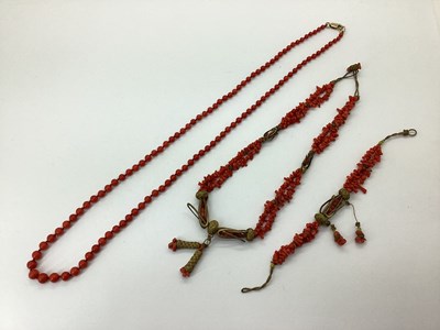 Lot 116 - A Vintage Coral Single Strand Graduated Bead...