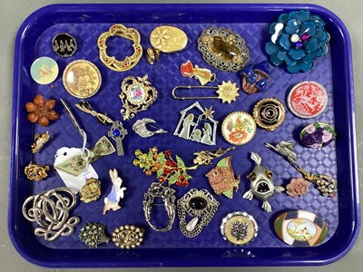 Lot 184 - A Collection of Assorted Costume Brooches,...