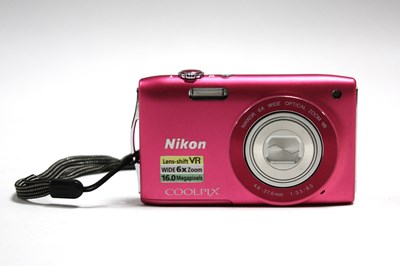 Lot 752 - Nikon Coolpix S3300 16MP Digital Compact...