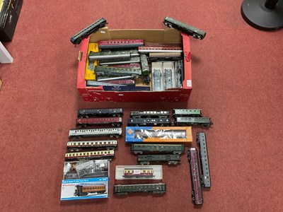Lot 311 - Approximately Forty 'HO' Scale European...
