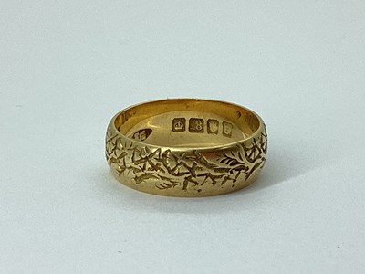 Lot 238 - An Antique 18ct Gold Patterned Band, (finger...