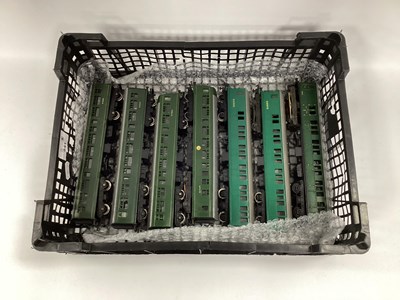 Lot 441 - Two Triang 00 gauge multiple units: a Southern...