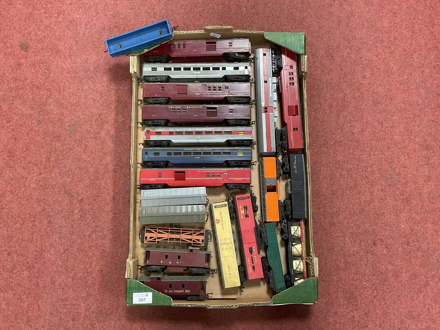 Lot 307 - Twenty-one items of Triang 00 gauge...