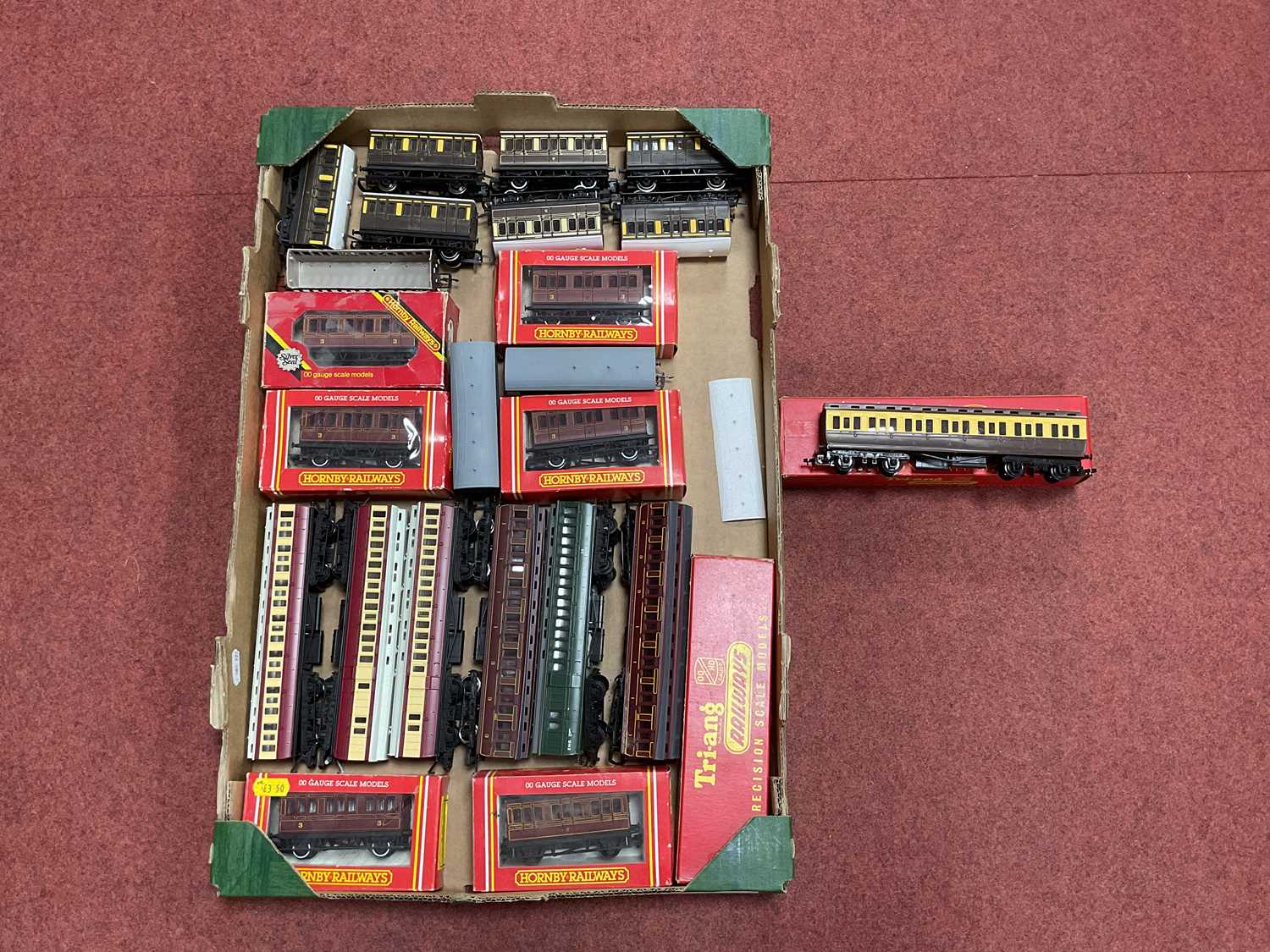 Lot 304 - A Collection of 'OO' Gauge Clerestory and Four-...