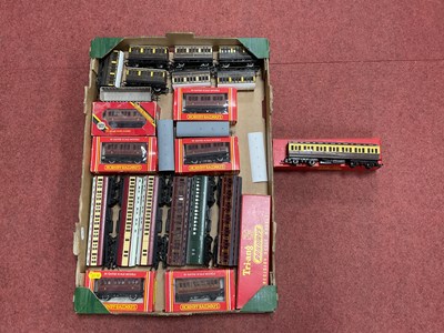 Lot 304 - A Collection of 'OO' Gauge Clerestory and Four-...
