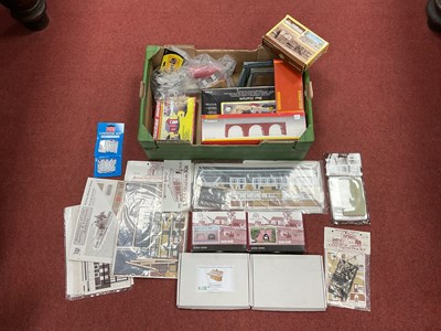 Lot 399 - A quantity of 00/HO scale building and bridge...