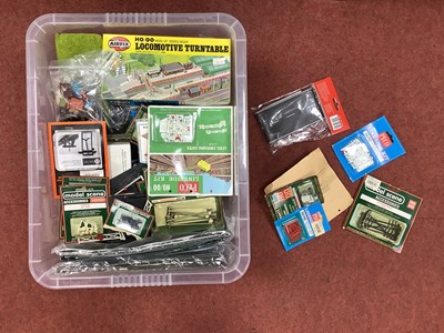 Lot 421 - A quantity of 00/HO scenic materials, kits and...