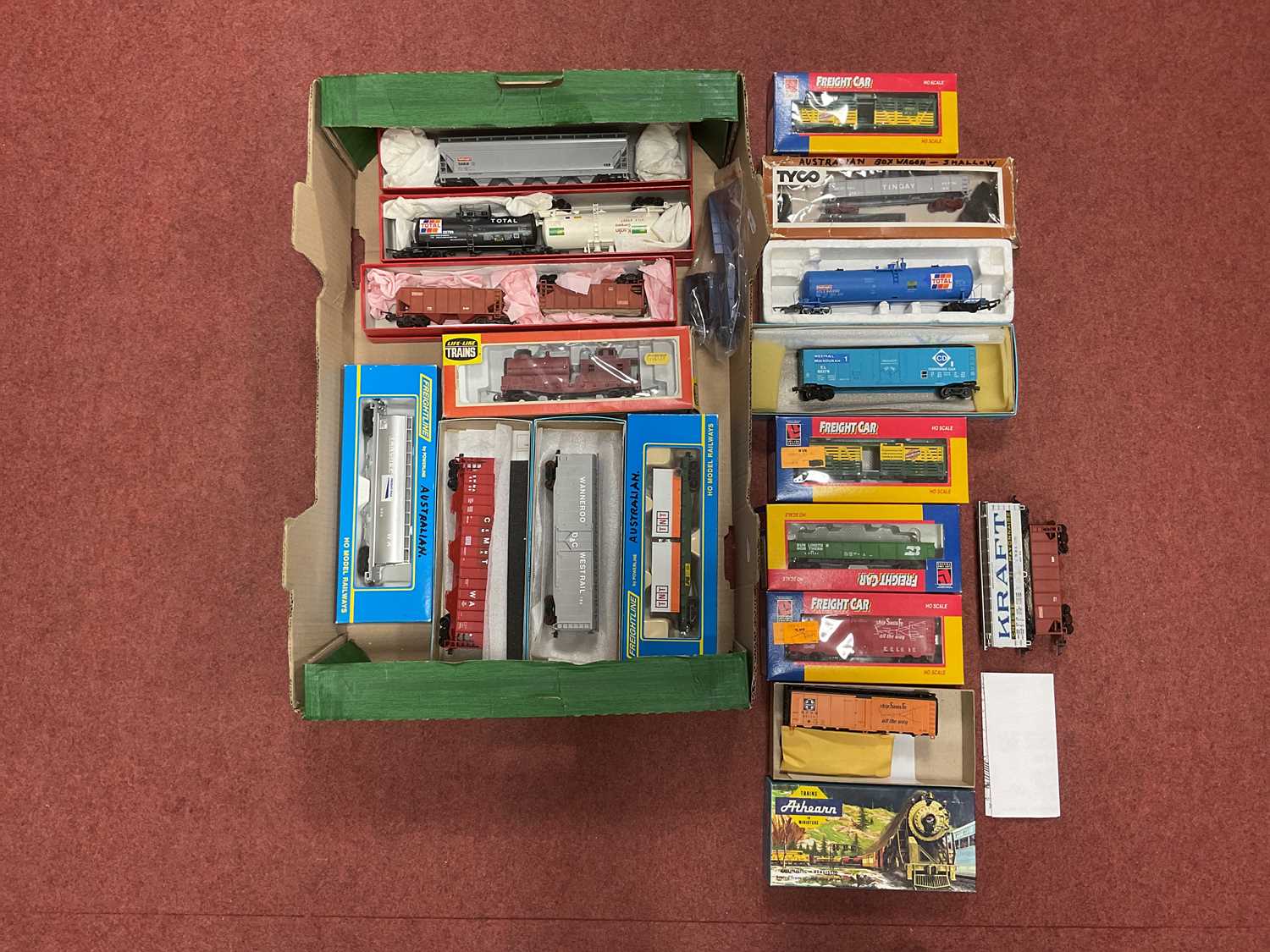 Lot 306 - Approximately Nineteen 'HO' Scale American...