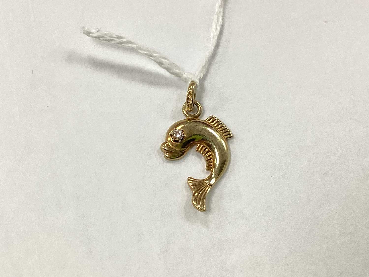 Lot 69 - A Novelty Fish Pendant / Charm, claw set eye...
