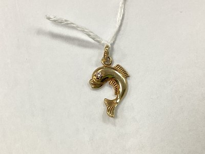 Lot 69 - A Novelty Fish Pendant / Charm, claw set eye...