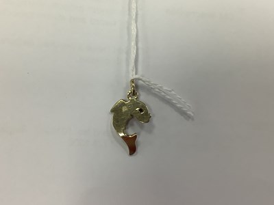 Lot 69 - A Novelty Fish Pendant / Charm, claw set eye...